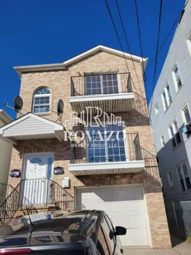 Main picture of 921 Hunterdon St