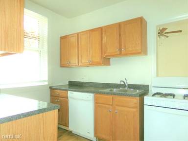 Main picture of 728 W Roscoe St