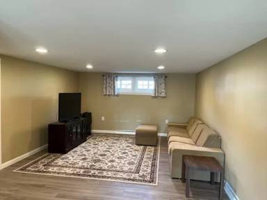 Main picture of 215 W 38th St