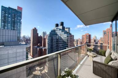 Main picture of 301 E 94th St