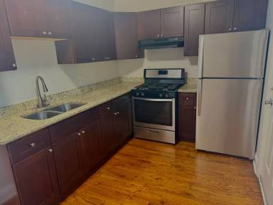 Main picture of 714 E 77th St