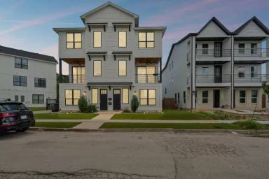 Main picture of 2305 Benbrook Blvd
