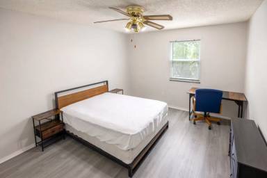 Main picture of Oaks Condominiums