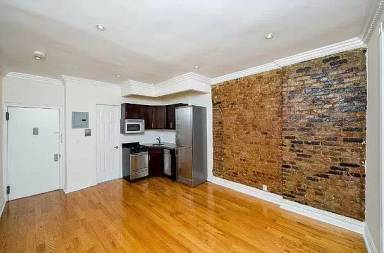 Main picture of 242 E 75th St
