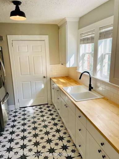 Main picture of 2581 Park St