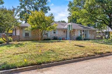 Main picture of 2425 Nottingham Pl