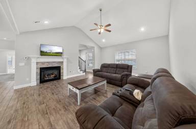 Main picture of 599 Quartz Way