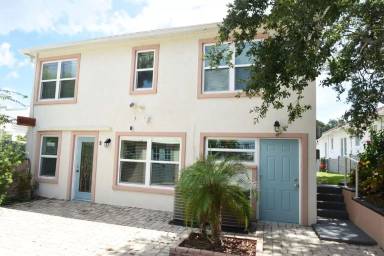 Main picture of 403 N Oleander Ave