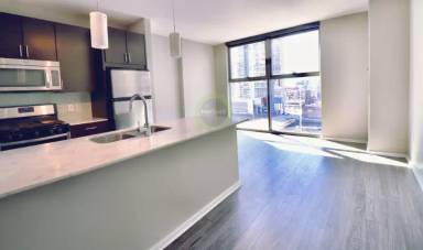Main picture of 100 S Desplaines St