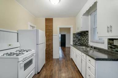 Main picture of 136 Isabel St W