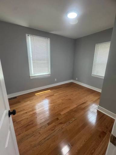 Main picture of 594 Ferry St