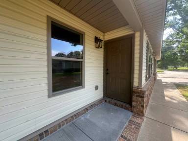 Main picture of 909 N El Paso Ave