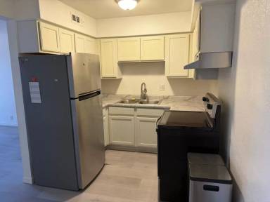 Main picture of 605 S Royal Crest Cir