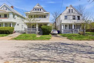 Main picture of 2935 E 121st St