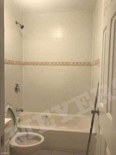 Main picture of 907 E 221st St