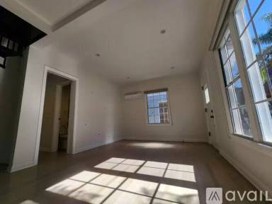 Main picture of 537 N Orange Dr