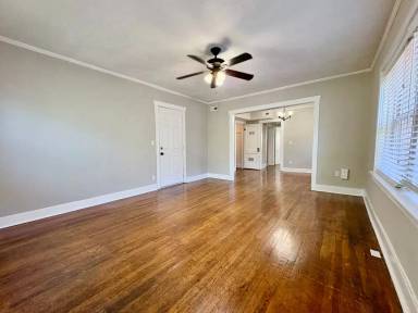 Main picture of 811 E 42nd St