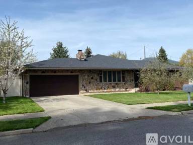 Main picture of 905 E McFarland Ave