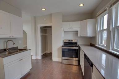 Main picture of 2801 LeClaire St