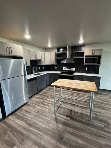 Main picture of 220 E Greenfield Ln