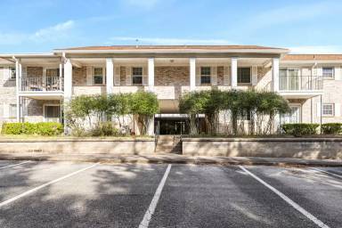 Main picture of 115 Country Club Dr