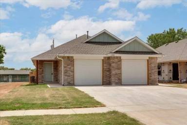 Main picture of 1426 SW Oklahoma Ave