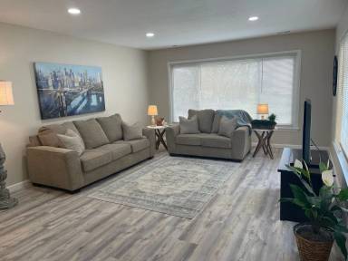Main picture of 32 N Aurora Rd