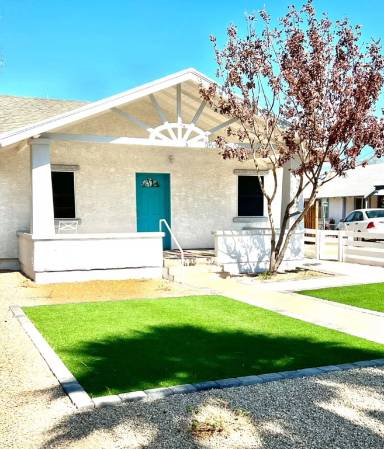 Main picture of 1122 E Portland St