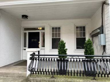 Main picture of 210 W Chestnut St