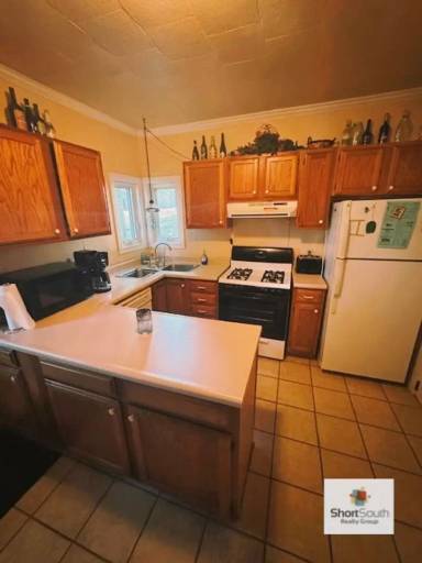 Main picture of 3295 Thompson Ave