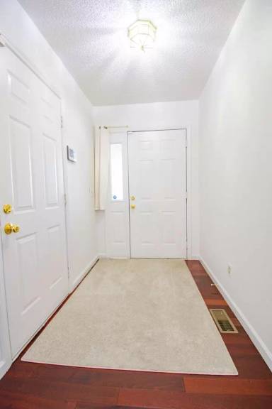 Main picture of 20 N Hillside Dr