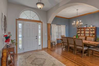 Main picture of 913 W Briarbrook Ln