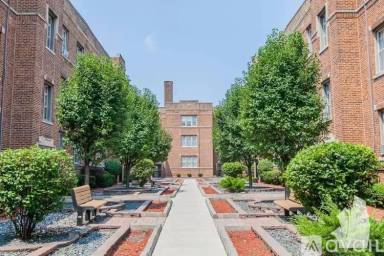 Main picture of 620-28 W Barry Ave