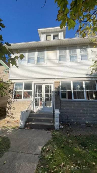 Main picture of 329 E Lake St