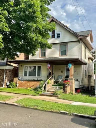 Main picture of 206 1/2 Maple St