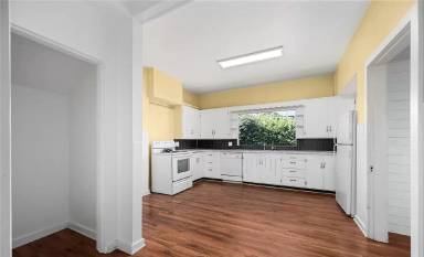 Main picture of 1502 E Maplewood Ave