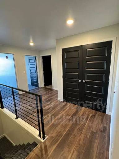 Main picture of 208 E Greenfield Ln
