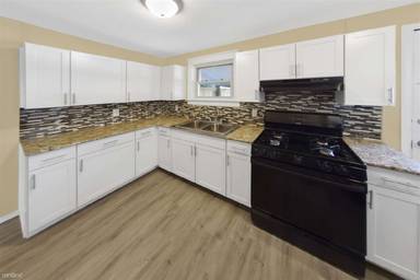 Main picture of 1293 W Princess St