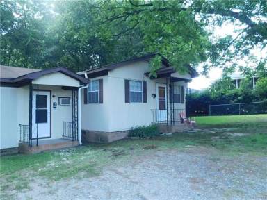 Main picture of 208 W Chestnut St