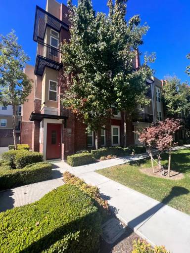 Main picture of 724 W 1st St