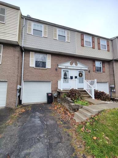Main picture of 833 Blackberry St