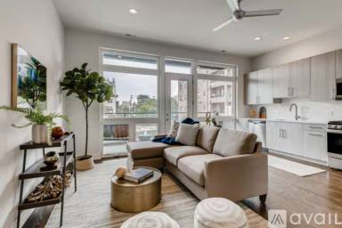 Main picture of 2351 W North Ave