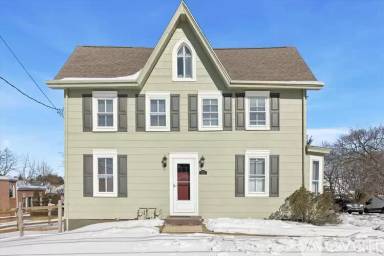 Main picture of 371 W Main St