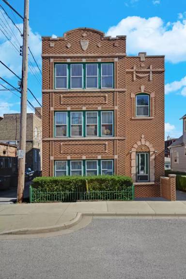 Main picture of 1913 Clark St