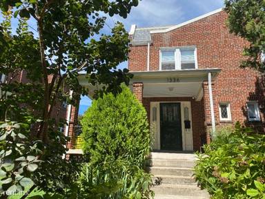 Main picture of 1336 Varnum St NE
