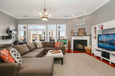 Main picture of 1933 W Irving Park Rd