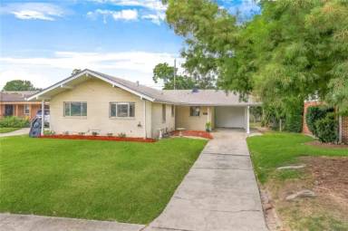 Main picture of 2411 Somerset Dr