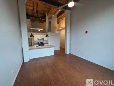 Main picture of 832 Commercial St
