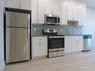 Main picture of 1598 Bay St