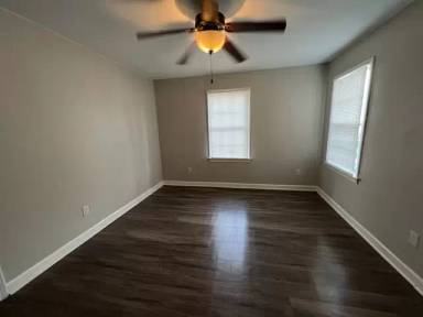 Main picture of 889 E Parkway S